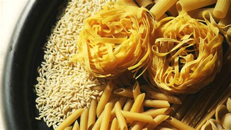 Infografía de alternativas saludables a la pasta y el arroz con sus beneficios