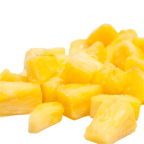 Trozos de piña congelados en una bandeja