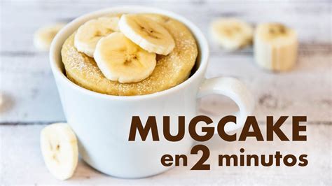 Mug cake en taza listo para comer con una cuchara, vista superior