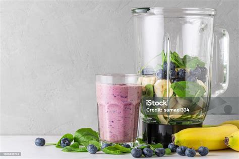 Foto de ingredientes frescos para un batido: banana, espinacas, arándanos, nueces