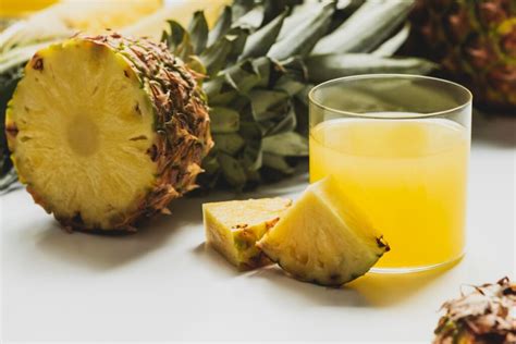 Zumo de piña fresco con rodajas de fruta