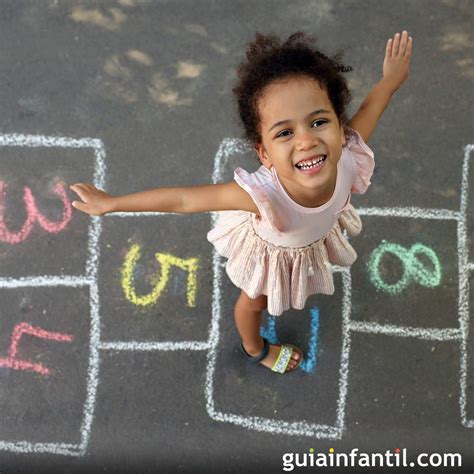 Niños y niñas jugando a juegos de manos con gestos descriptivos