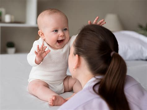 Bebé interactuando con un adulto durante un juego de manos