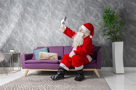 Imagen de Papá Noel, actualizado y moderno, sosteniendo un teléfono