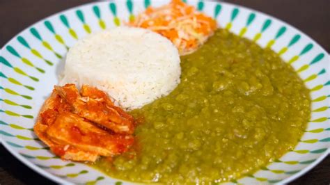 Plato de arvejas partidas cremosas con huevo frito y una ramita de perejil