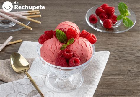Ingredientes frescos para helado de frambuesa sin crema