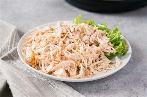 Plato de pollo desmenuzado colorido y apetitoso para niños