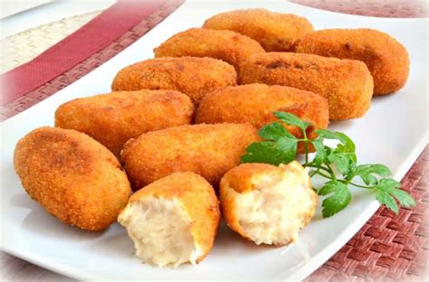 Croquetas de pollo y queso doradas y crujientes