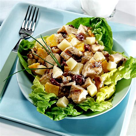 Ensalada de pollo desmenuzado, manzana y nueces