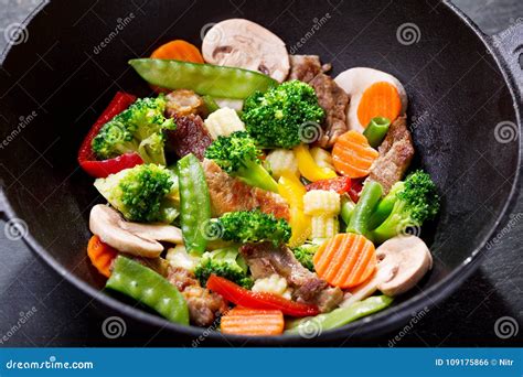 Foto de la carne y verduras sofritas en una cacerola