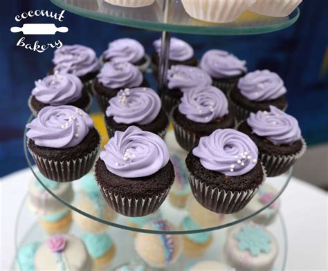 Primer plano de cupcakes personalizados con diferentes colores de crema y non pareils