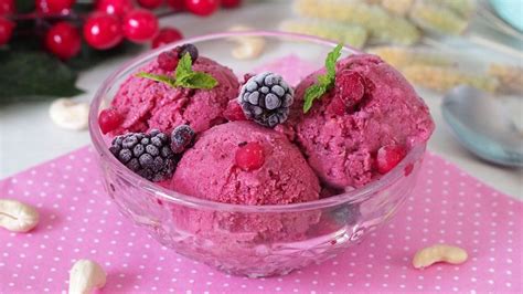 Plato de helado de frutos rojos casero con bayas frescas