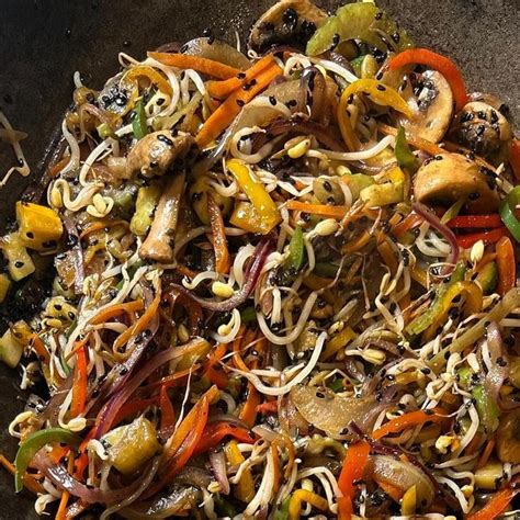Wok con vegetales salteados y maíz baby