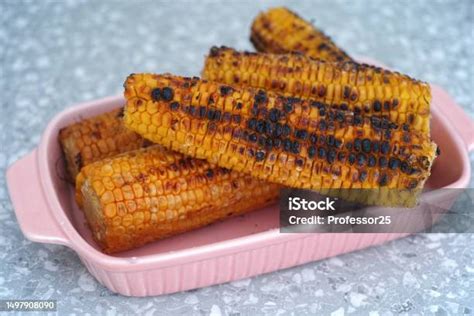Mazorcas de maíz baby asadas en una bandeja de horno