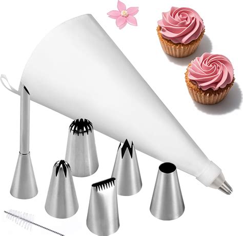 Manos decorando cupcakes con manga pastelera y boquilla