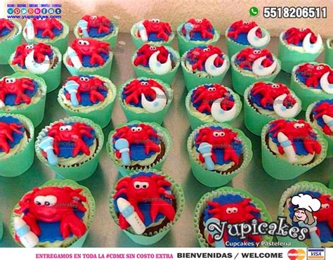 Cupcakes decorados con cangrejos de gominola y arena de azúcar