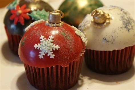 Cupcakes decorados con una esfera de gelatina simulando una bola de nieve
