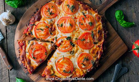 Esquema de las capas de una auténtica pizza napolitana con sus ingredientes clave