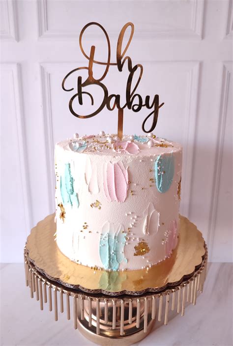 torta de revelación de sexo cortada mostrando interior de color