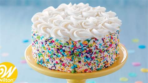 torta infantil decorada con dulce de leche, granas y coco
