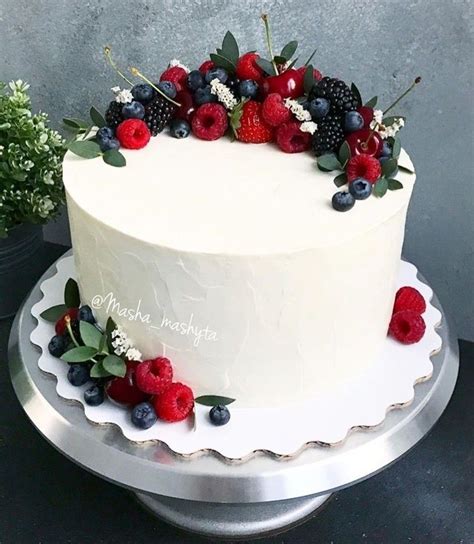 torta decorada con diversos toppings, frutas y chocolates