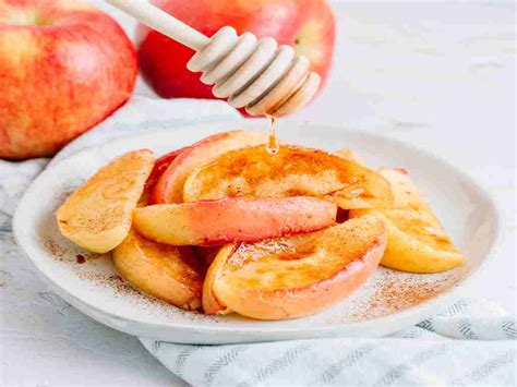 Manzanas salteadas con canela cocinándose en una sartén