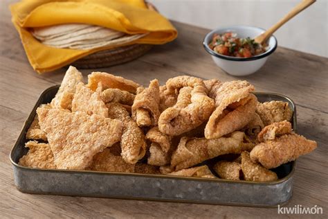 Imagen temática que muestre diferentes tipos de chicharrones o su preparación