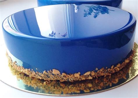Tarta con glaseado espejo brillante de color intenso