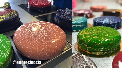 Postres con diferentes colores de glaseado espejo
