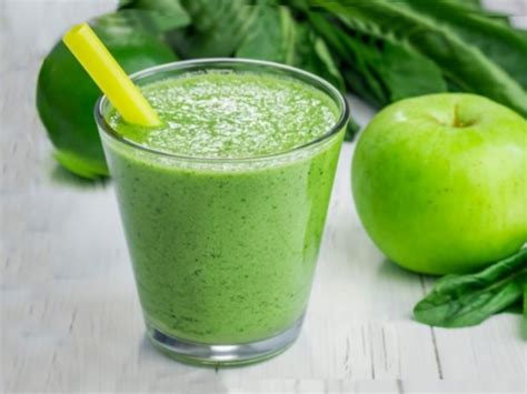 jugo verde con espinaca, manzana y limón en un vaso