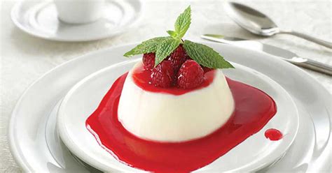 Panna cotta de frambuesa con salsa de menta y decoración