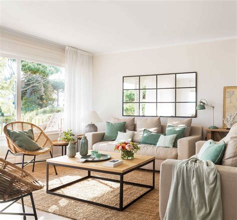 Salón con paredes blancas y elementos de madera y fibras naturales