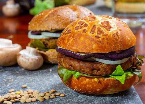 Ilustración comparativa de una masa de hamburguesa vegana bien compactada y una masa desmoronada.