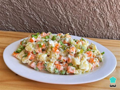 Ensalada Rusa Chilena decorada con cilantro picado