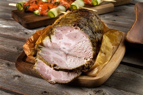 Foto de carne cocida almacenada en recipientes herméticos