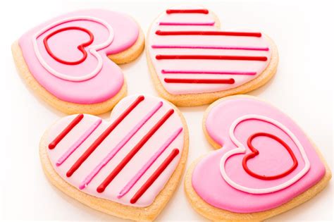 Foto de galletas glaseadas con forma de corazón decoradas