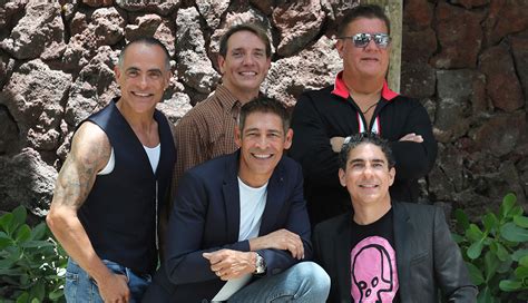 Foto de los integrantes originales del grupo Ilegales