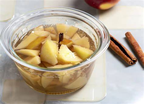 Olla con manzanas cocinándose a fuego lento para hacer compota