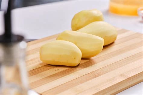 Patatas limpias y listas para cortar