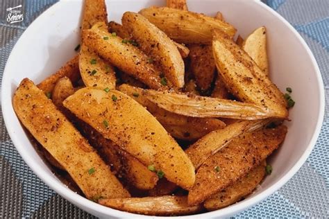 Patatas en gajos asándose directamente en la parrilla