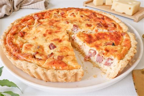 Foto de una quiche Lorraine tradicional, mostrando la masa quebrada y el relleno cremoso