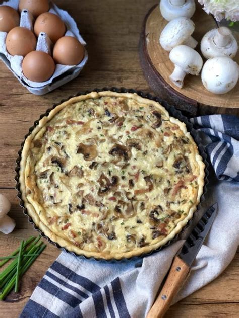 Ingredientes frescos para quiche de champiñones: champiñones, cebolla, huevos, nata, queso