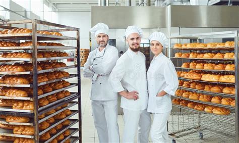 Equipo de panaderos de Masquepan elaborando productos frescos en su obrador