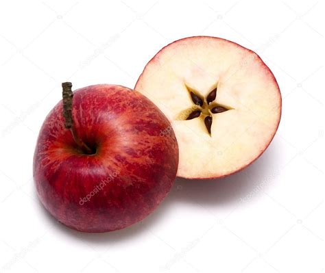 Foto de una manzana cortada por la mitad mostrando la pulpa y la cáscara, y otra manzana entera