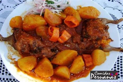 plato de picante de conejo andino con quinua y papa chuño