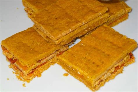 chumbeque de miel y limón, apilado en un plato con un limón de pica