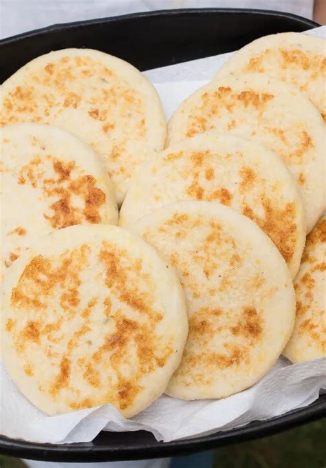 Persona preparando arepas con harina de maíz blanca