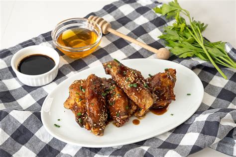 Ingredientes para la salsa de soja, miel y limón para alitas