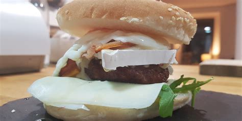 ingredientes frescos para hamburguesa con queso camembert