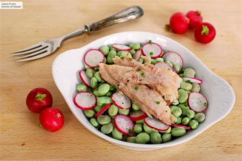 Presentación de ensalada de habas frescas con ventresca y rabanitos laminados